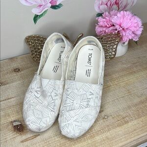 Toms Off-White Lace Flats Elegant Slip-On Shoes. 1-29